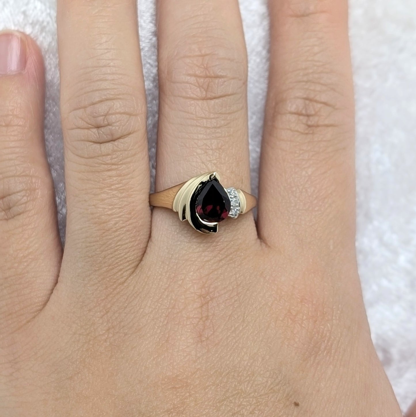 Garnet & Diamond Ring 9ct R3
