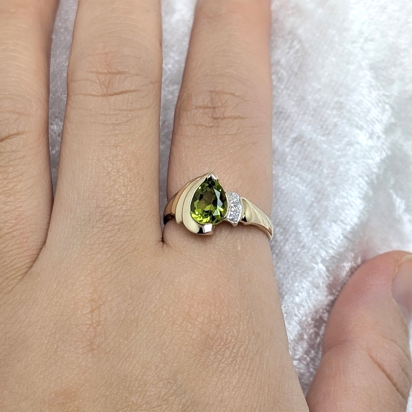 Peridot & Diamond Ring 9ct R3