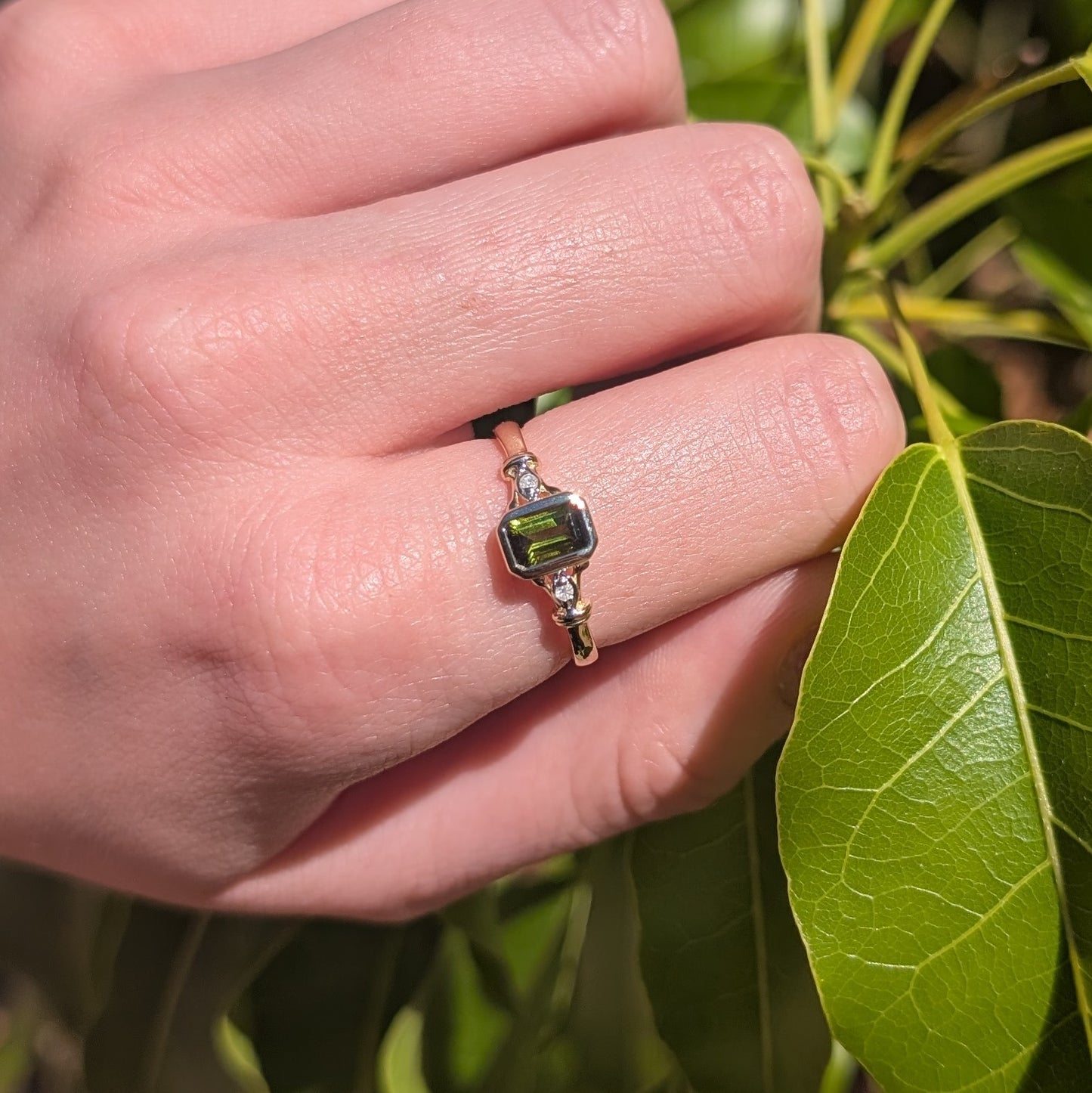 Green Tourmaline & Diamond Ring 9ct R1