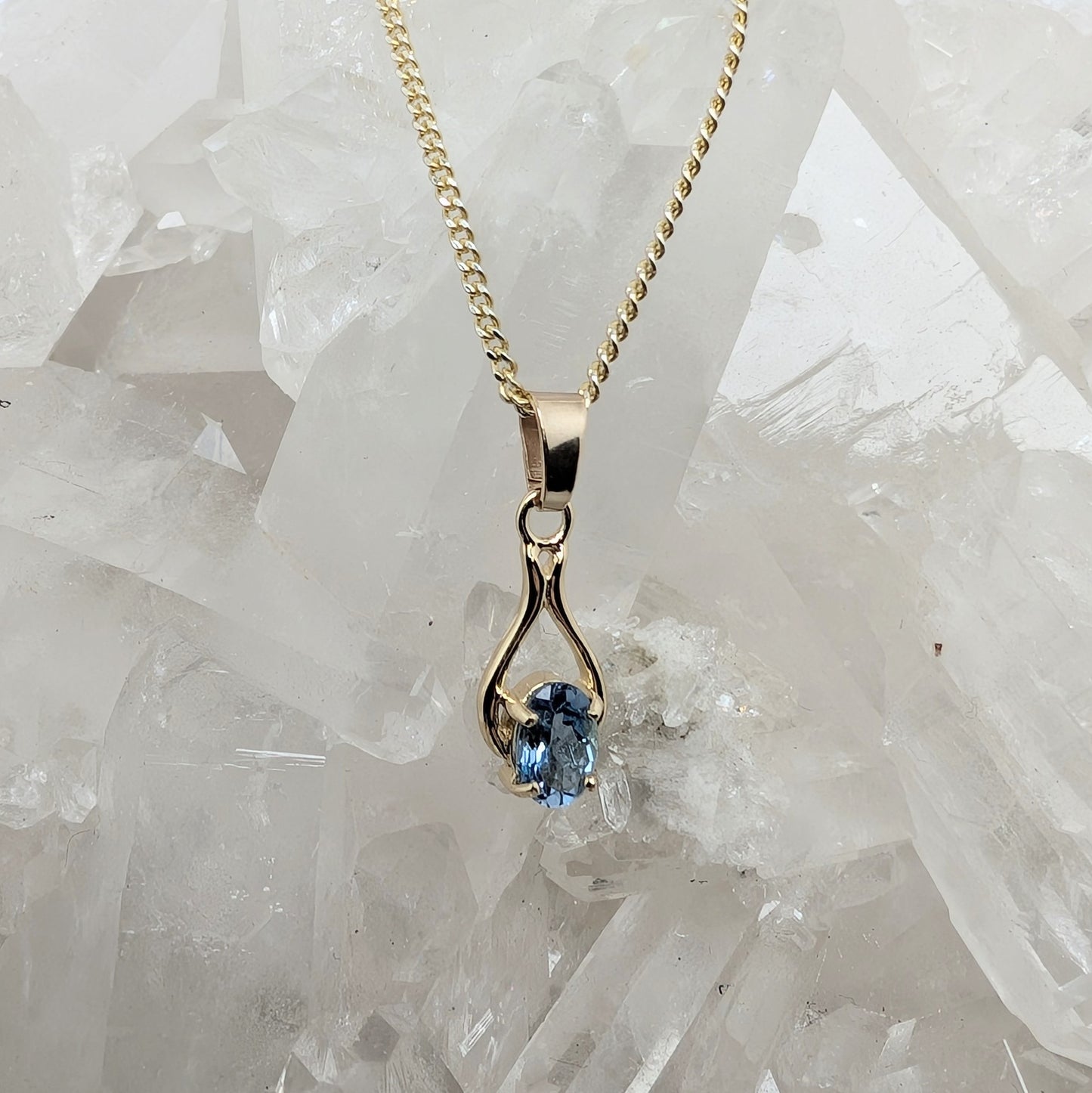 6x4B 9ct Gold Pendant