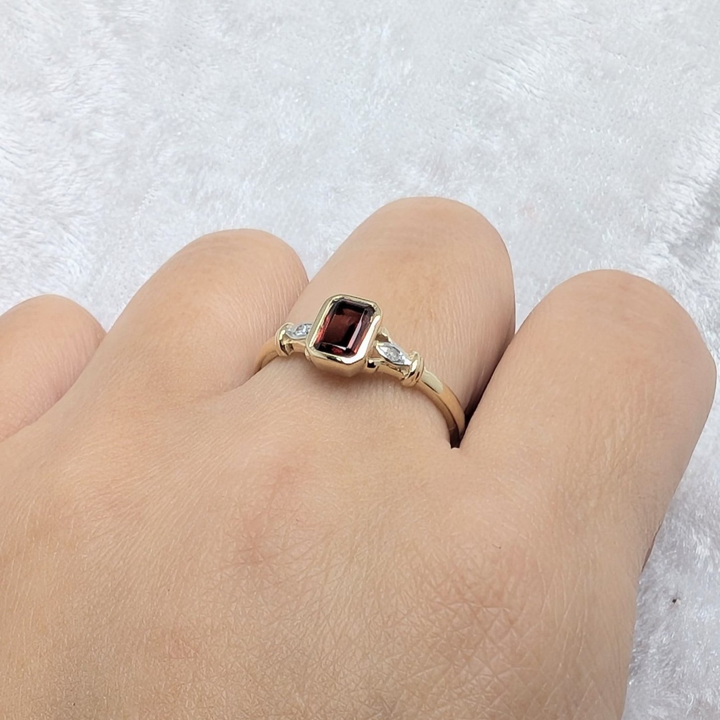 Garnet & Diamond Ring 9ct R1