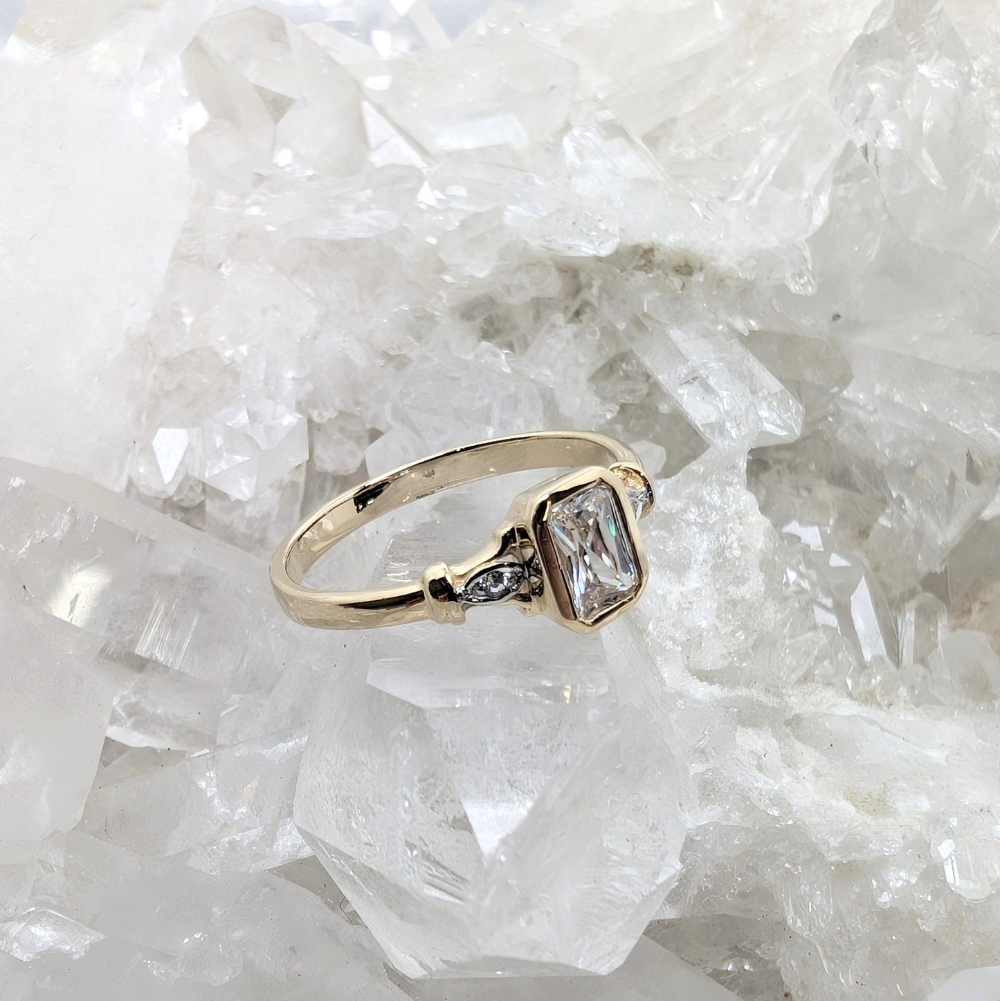 Cubic Zirconia & Diamond Ring 9ct R1