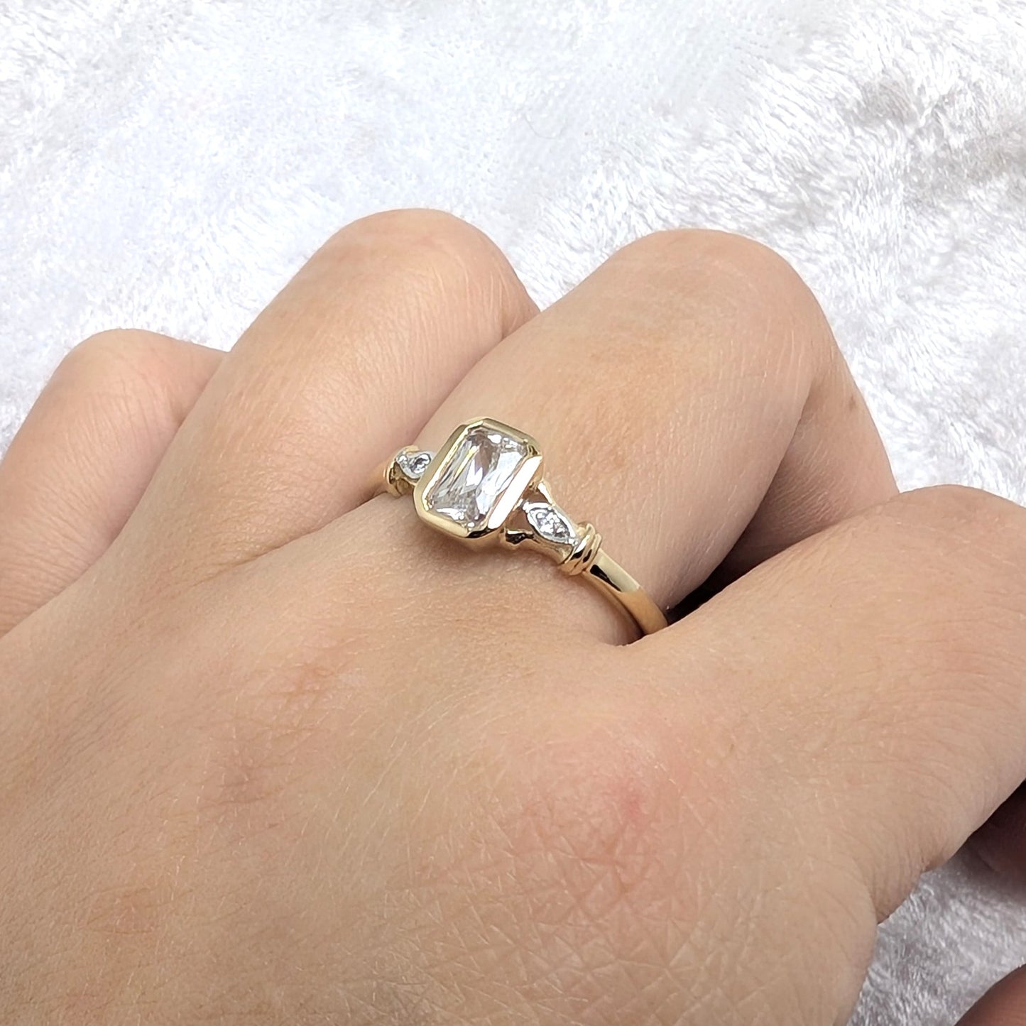 Cubic Zirconia & Diamond Ring 9ct R1