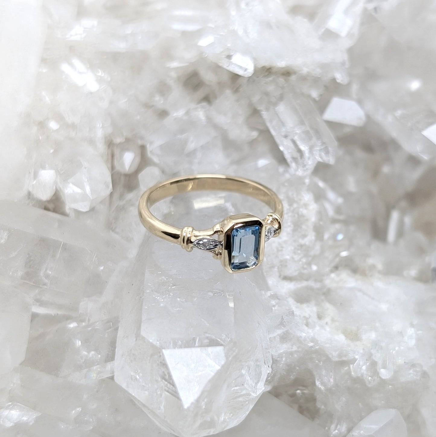 Topaz & Diamond Ring 9ct R1