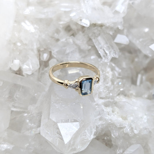 Topaz & Diamond Ring 9ct R1