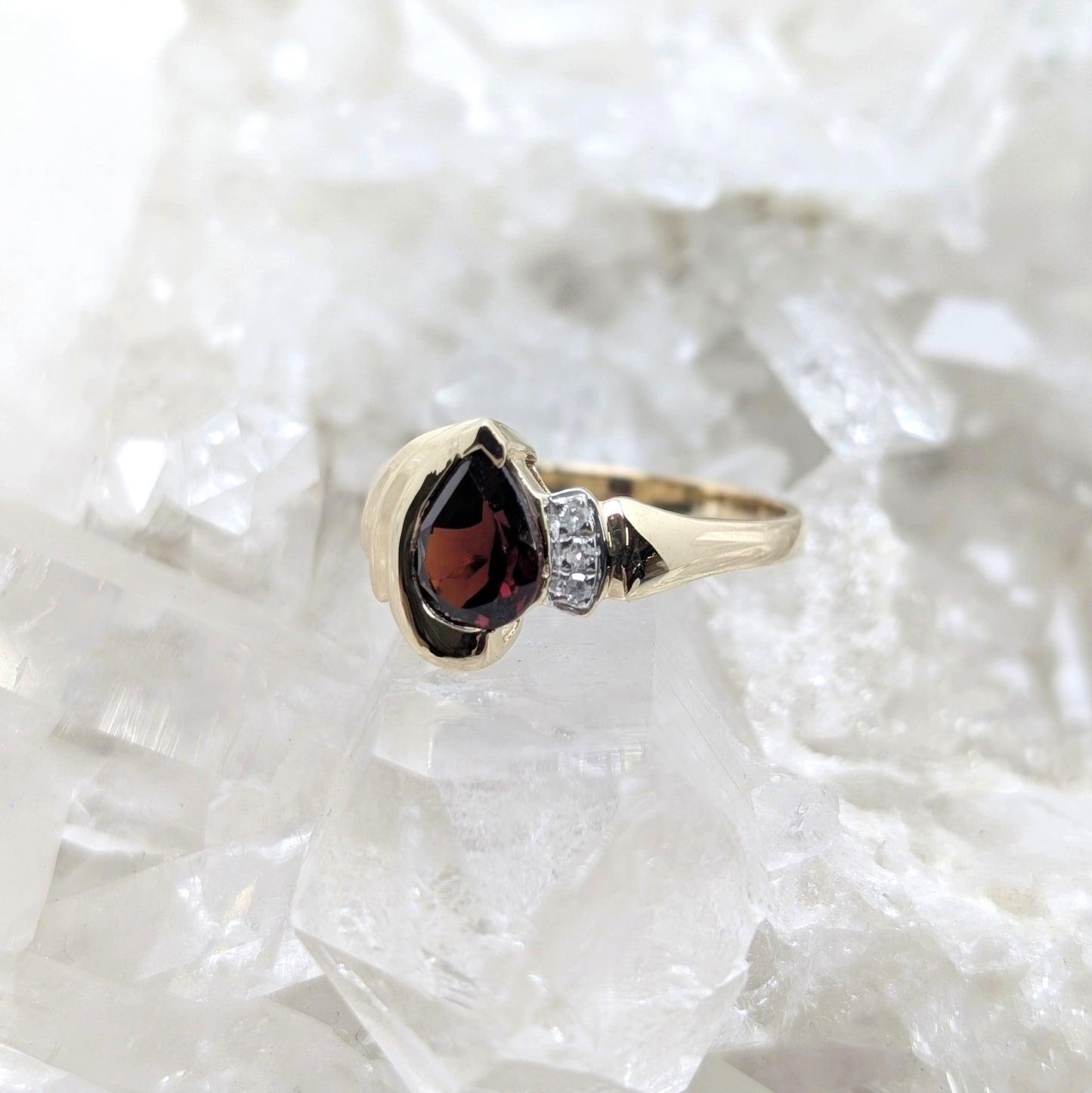 Garnet & Diamond Ring 9ct R3