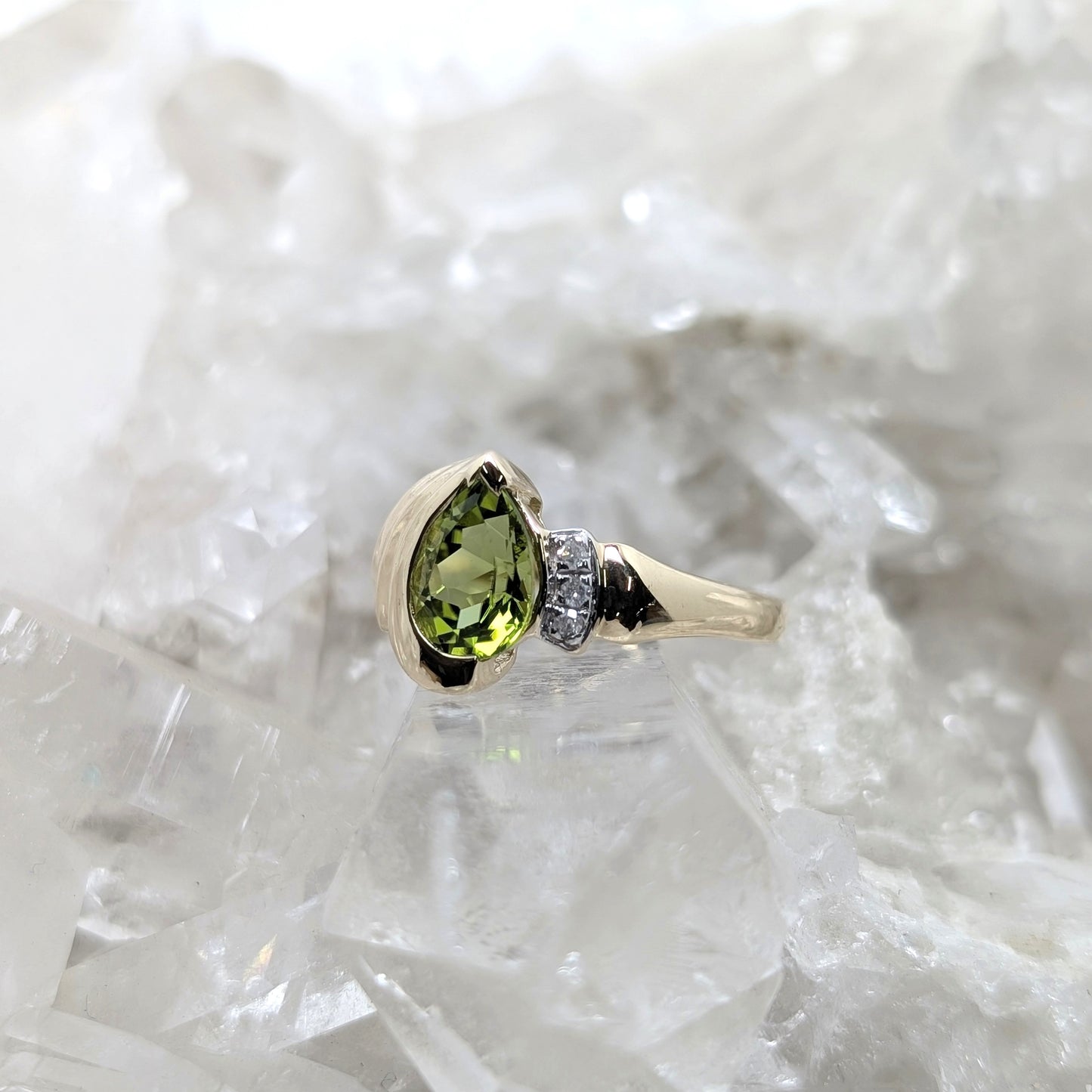 Peridot & Diamond Ring 9ct R3