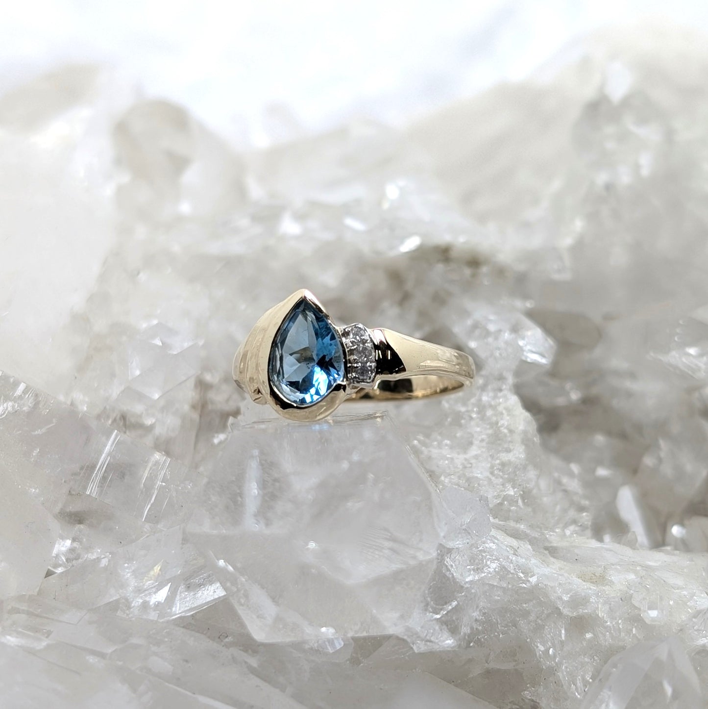 Topaz & Diamond Ring 9ct R3