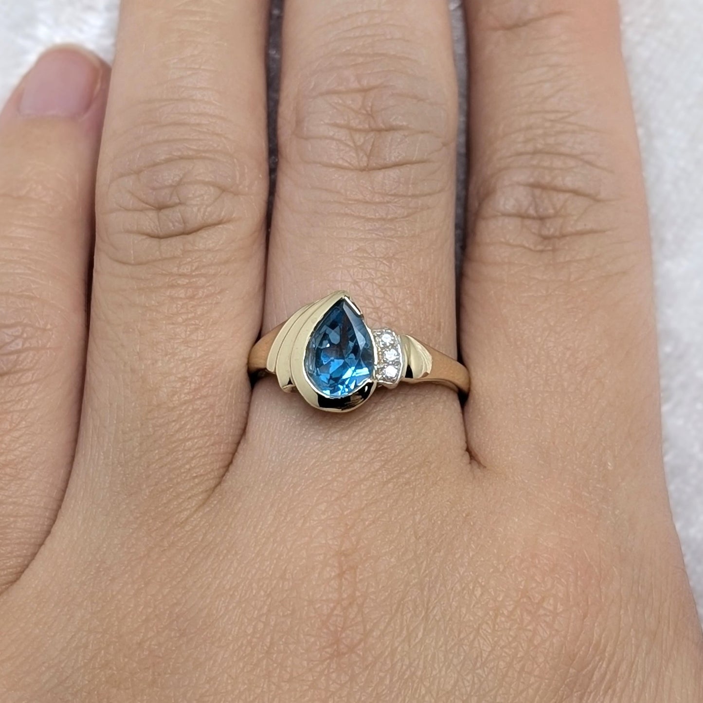 Topaz & Diamond Ring 9ct R3