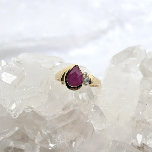 Ruby & Diamond Ring 9ct R3