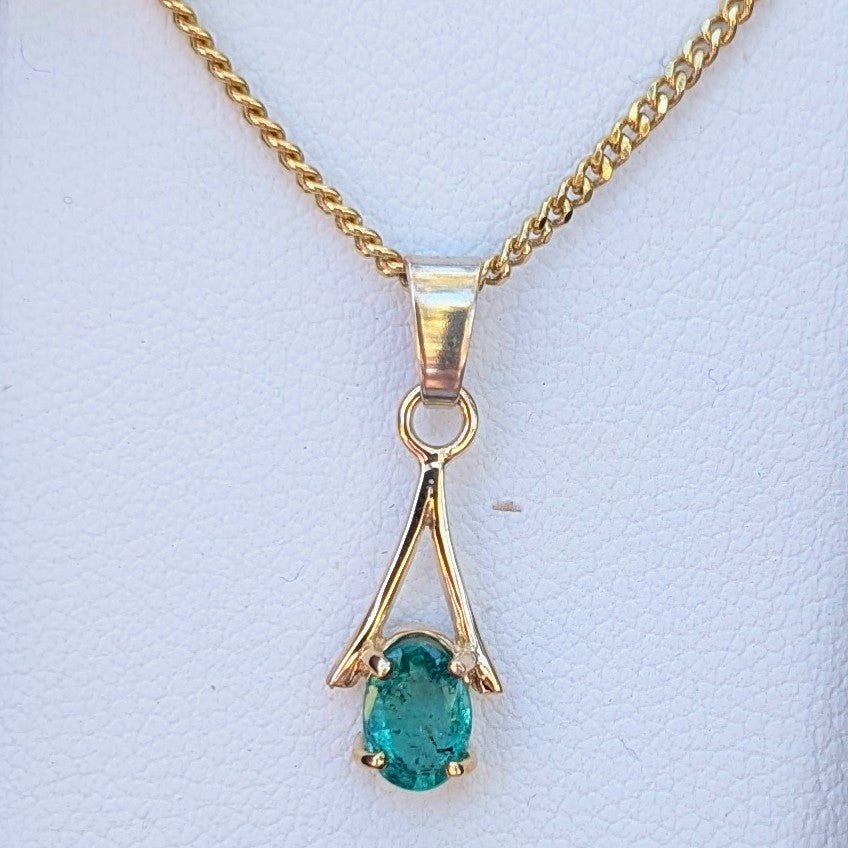 Emerald 9ct 6x4a Necklace